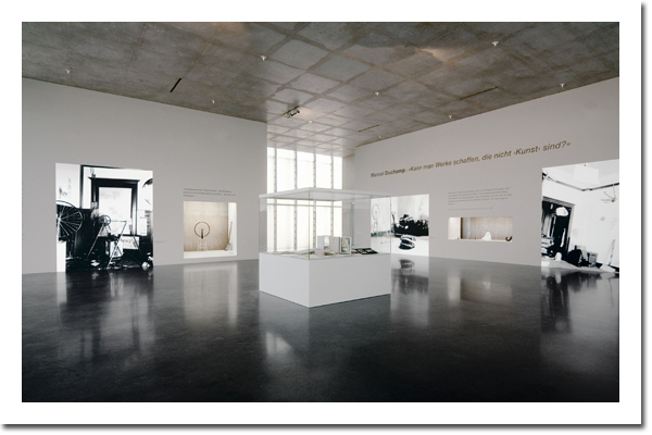 Blick in den Duchamp-Saal der Ausstellung Re-Object, Kunsthaus Bregenz, 2007