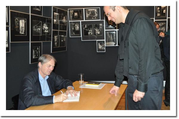 Signieren des Buches Marcel Duchmp at the Age of 85, Kiesler Stiftung, Wien 2013